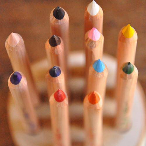 crayons de couleur géants de la couleur