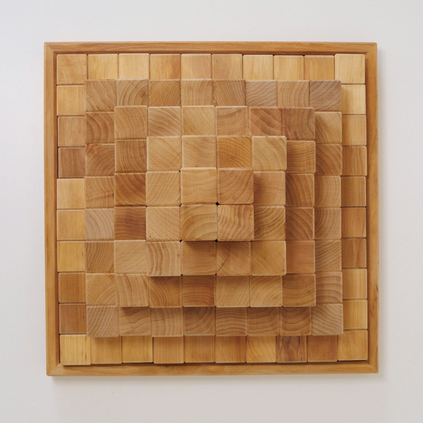Grande pyramide de cubes naturelle