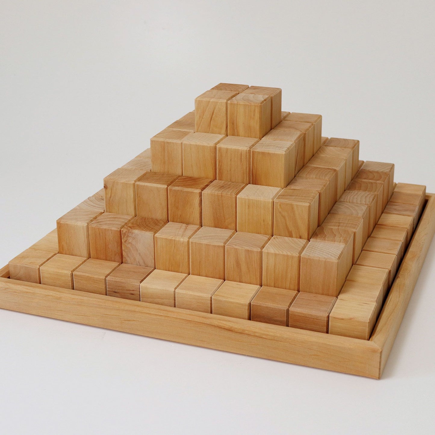 Grande pyramide de cubes naturelle