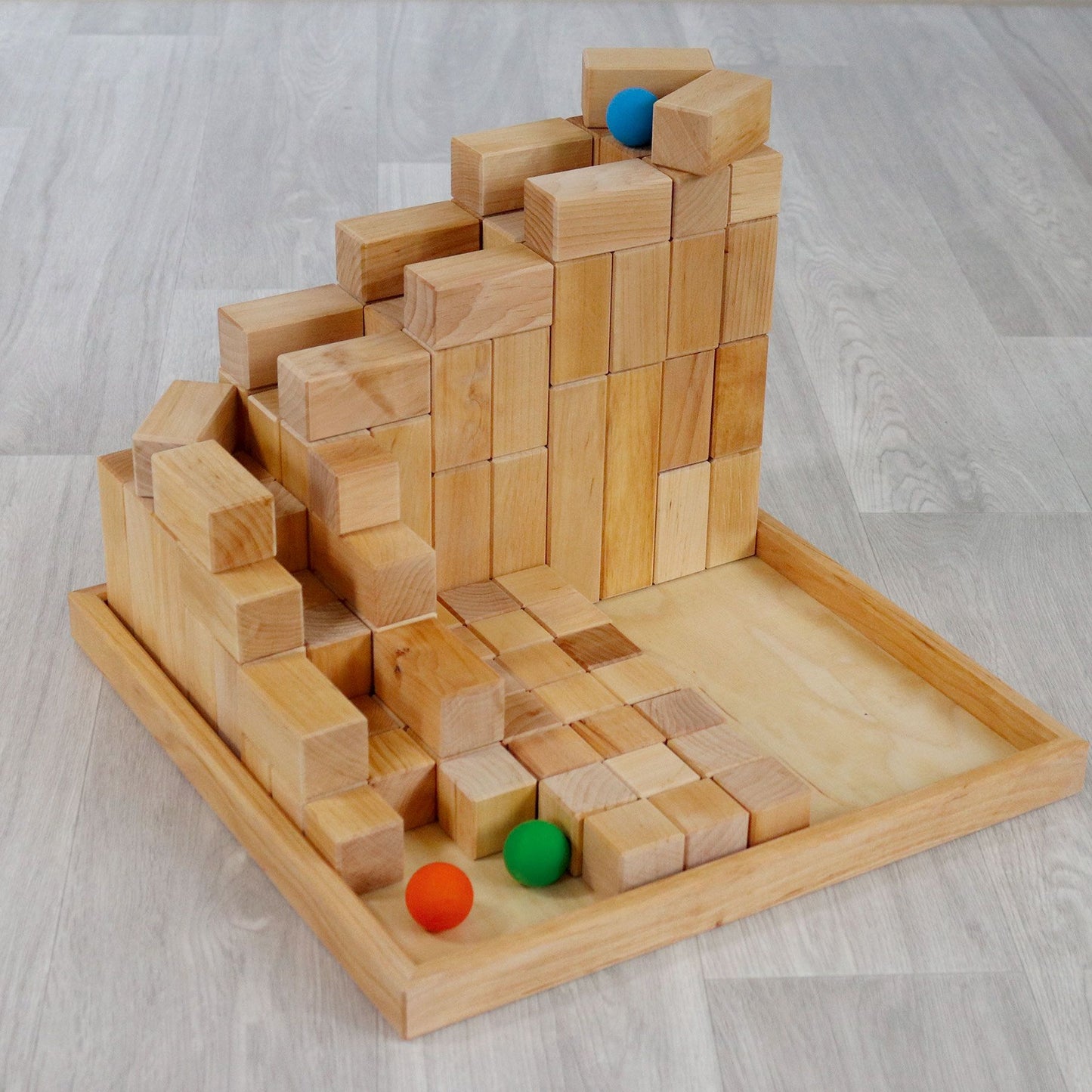 Grande pyramide de cubes naturelle