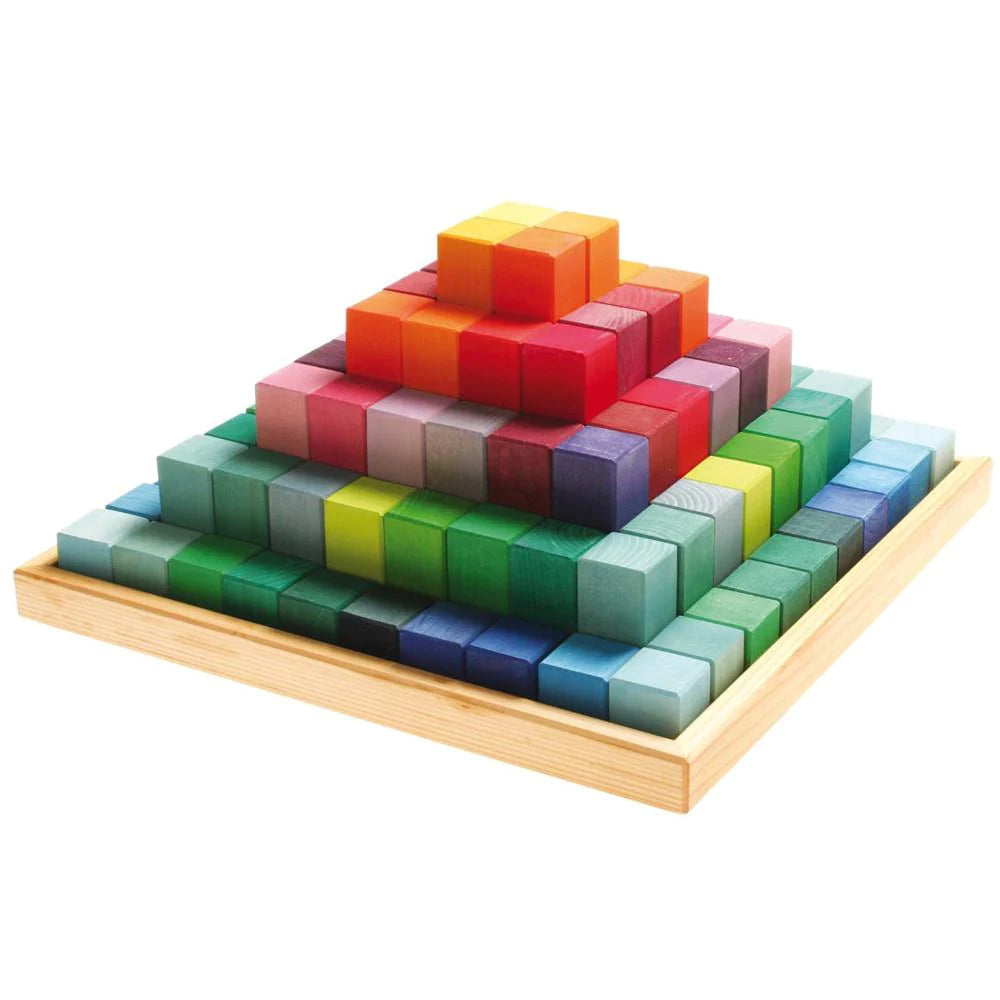 Grande pyramide de cubes colorés
