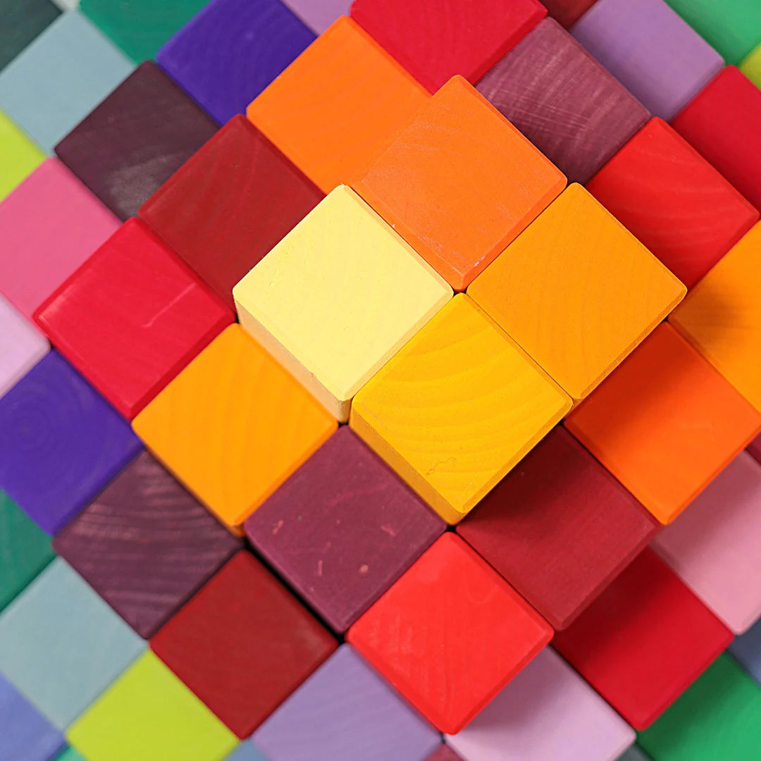 Grande pyramide de cubes colorés