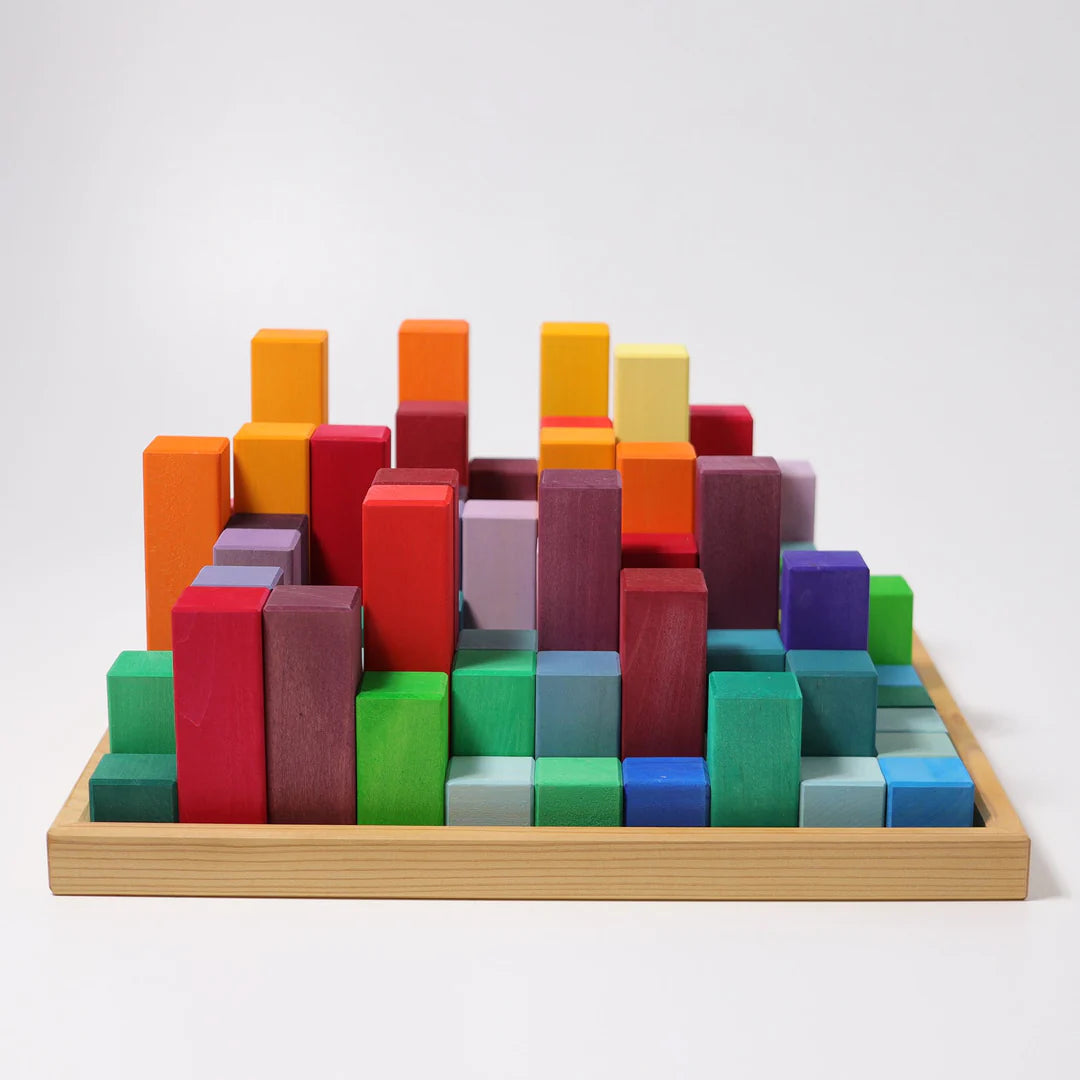 Grande pyramide de cubes colorés