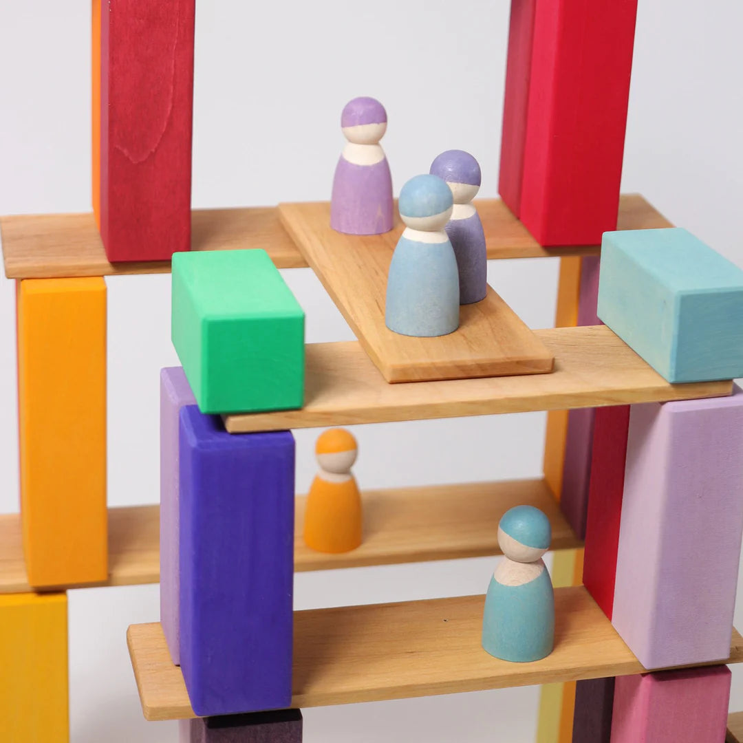 Grande pyramide de cubes colorés
