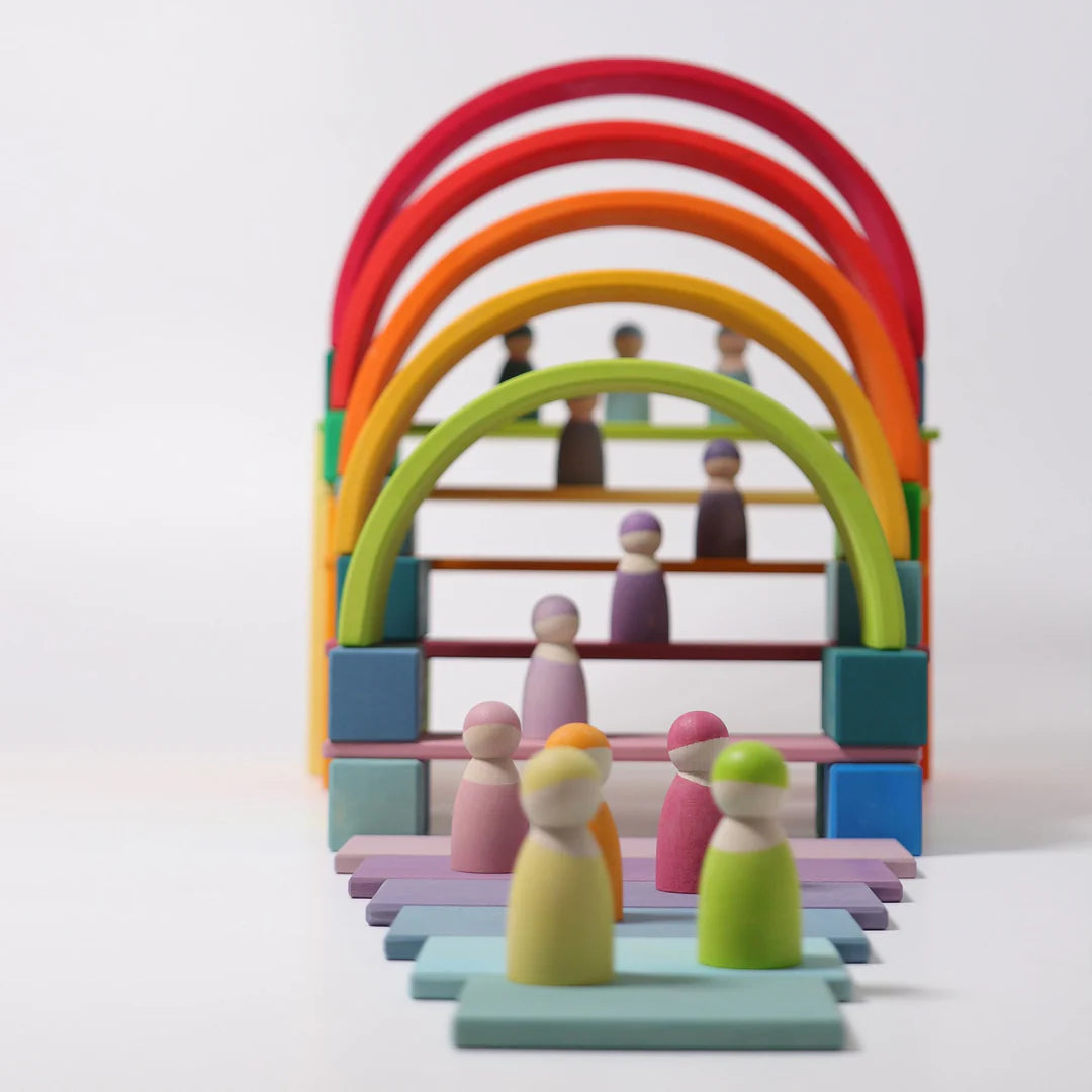 Grande pyramide de cubes colorés