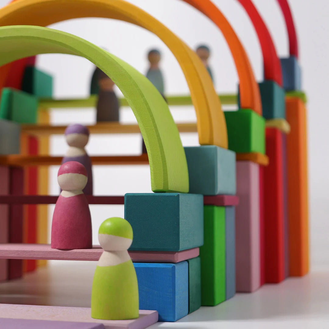 Grande pyramide de cubes colorés