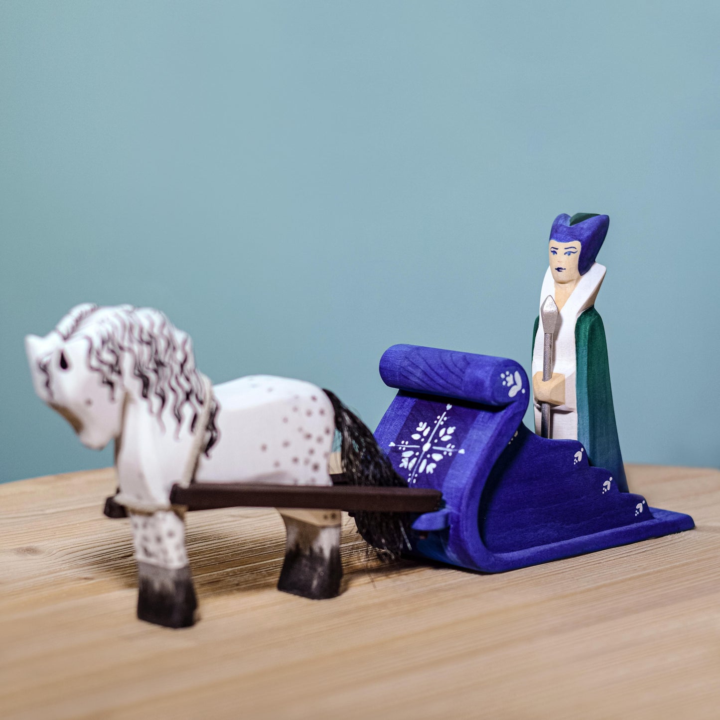 Cheval Blanc ou ENSEMBLE Reine des Neiges, Traîneau et Cheval Blanc