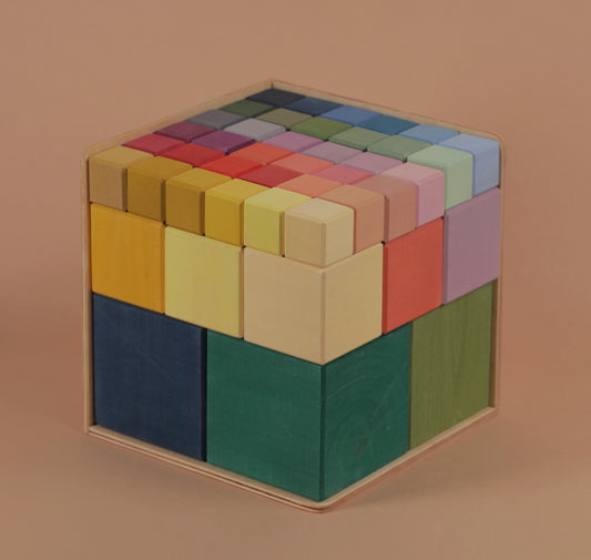 Grand ensembles de. triple cubes colorés