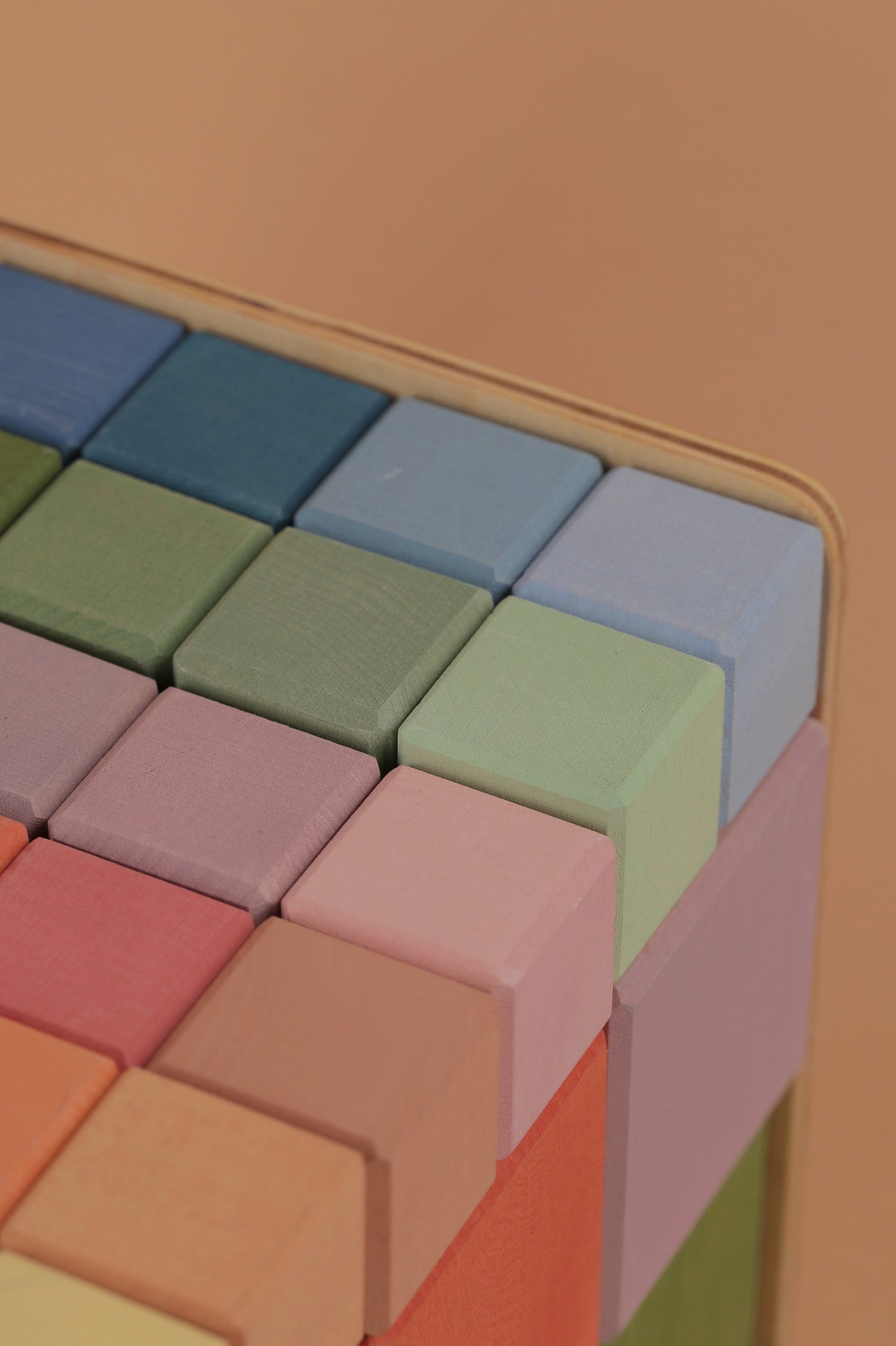 Grand ensembles de. triple cubes colorés