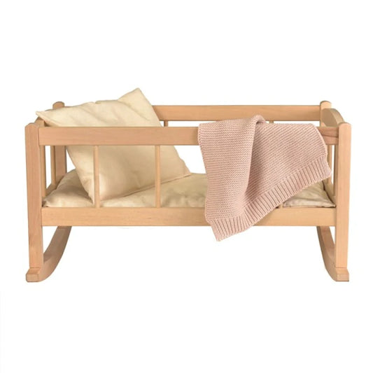 berceau à bascule en bois avec couverture tricotée