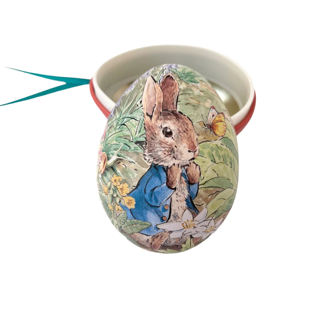 oeufs de Pierre lapin ; fond rouge